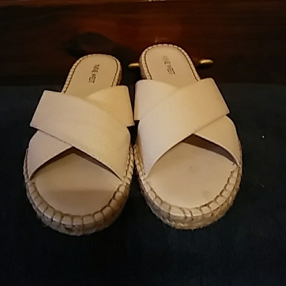 8.5 Nine West cream colored - Picture 3 of 3